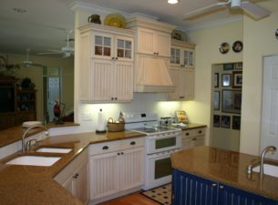 The balance of cabinet sizing and position makes this small sized Kitchen efficient as well as pleasing to the eye. Good design approaches each elevation as an opportunity to stand alone on it's own merit, yet blends together in a unified whole.