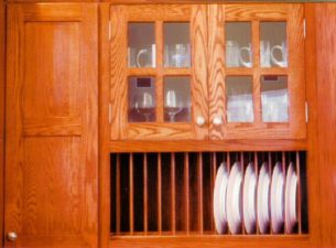 Sectioning cabinets to provide differing functions not only makes clever utilization of space, but also makes the design more interesting. The cabinet to the left is a frameless full overlay while the one to the right is Faceframe / Inset.